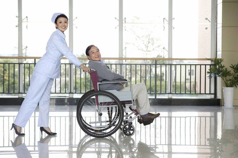 东方人,老年人,两个人,医生,病人,护士,医院,推,笑,微笑,露齿笑,横图,竖图,室内,白天,留白,侧面,工作服,毛衣,制服,快乐,窗户,昆明,中国,亚洲,连接,走廊,浪漫,注视,干净,轮椅,观察,看,医护人员,医疗人员,职业,健康,思考,擦洗,服务,观看,支撑,察看,医疗,关爱,关注,东亚,云南省,可靠,工作制服,信任,老年男性,男人,男性,年轻女性,女人,女性,亚洲人,中国人,年轻人,大夫,步行,彩图,全身,工作套服,爱,欢乐,深情,一见钟情,bj175