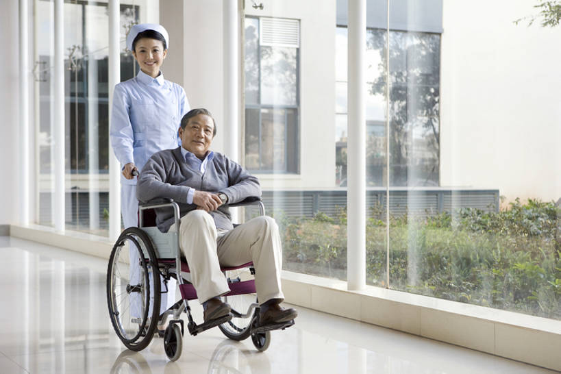 东方人,老年人,两个人,医生,病人,护士,医院,推,笑,微笑,露齿笑,横图,竖图,室内,白天,留白,正面,工作服,毛衣,制服,快乐,窗户,昆明,中国,亚洲,连接,走廊,浪漫,注视,干净,轮椅,观察,看,医护人员,医疗人员,职业,健康,思考,擦洗,服务,观看,支撑,察看,医疗,关爱,关注,东亚,云南省,可靠,工作制服,信任,老年男性,男人,男性,年轻女性,女人,女性,亚洲人,中国人,年轻人,大夫,步行,彩图,全身,工作套服,爱,欢乐,深情,一见钟情,bj175