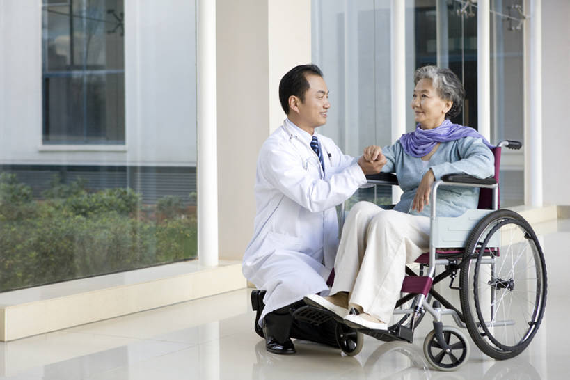 东方人,中年人,老年人,两个人,医生,病人,医院,坐,蹲,笑,微笑,露齿笑,横图,室内,白天,留白,侧面,工作服,毛衣,制服,讨论,快乐,窗户,昆明,中国,亚洲,连接,服装,走廊,浪漫,干净,衣服,轮椅,医护人员,医疗人员,职业,健康,思考,面对面,服务,服饰,支撑,医疗,舒适,衣着,穿着,关爱,东亚,实验服,云南省,可靠,工作制服,衣饰,信任,老年男性,老年女性,男人,男性,女人,女性,亚洲人,中国人,大夫,手牵手,彩图,全身,工作套服,爱,欢乐,深情,一见钟情,bj175