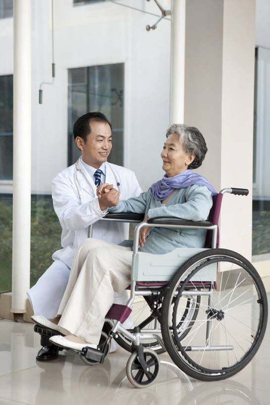 东方人,中年人,老年人,两个人,医生,病人,医院,坐,蹲,笑,微笑,露齿笑,竖图,室内,白天,留白,侧面,工作服,毛衣,制服,讨论,快乐,窗户,昆明,中国,亚洲,连接,服装,走廊,浪漫,干净,衣服,轮椅,医护人员,医疗人员,职业,健康,思考,面对面,服务,服饰,支撑,医疗,舒适,衣着,穿着,关爱,东亚,实验服,云南省,可靠,工作制服,衣饰,信任,老年男性,老年女性,男人,男性,女人,女性,亚洲人,中国人,大夫,手牵手,彩图,全身,工作套服,爱,欢乐,深情,一见钟情,bj175
