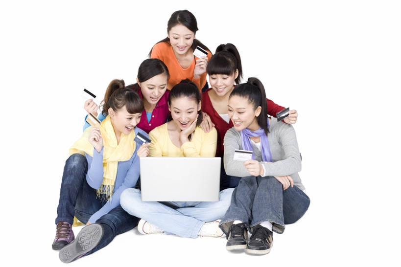 东方人,成年人,一个人,人群,坐,笑,微笑,露齿笑,横图,留白,白色背景,正面,购物,游戏,快乐,通讯,友谊,信用卡,消费,笔记本电脑,互联网,技术,中国,亚洲,仅一个年轻女性,仅一个女性,仅一个人,撑,连接,敲打,欢呼,庆祝,并排,许多人,玩,拿着,托腮,牛仔裤,休闲装,娱乐,输入,打字,托,一群人,休闲,表情,零售,金融,活动,点击,敲击,网上购物,享乐,发泄,消遣,智力,托下巴,网购,选购,贸易,东亚,北京市,宣泄,血拼,无线电技术,按键,计算机,年轻女性,女人,女性,亚洲人,中国人,年轻人,电子商务,玩耍,嬉戏,坐着,彩图,全身,影棚拍摄,欢乐,团购,一见钟情,bj175