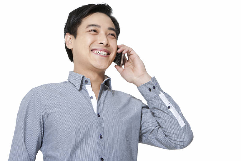 东方人,成年人,一个人,笑,打电话,微笑,露齿笑,横图,竖图,留白,白色背景,正面,衬衫,讨论,快乐,通讯,技术,手机,中国,亚洲,仅一个男性,仅一个人,听,拿着,牛仔裤,休闲装,仅一个年轻男性,生活方式,便利,享乐,智能手机,东亚,北京市,无线电技术,男人,男性,年轻男性,亚洲人,中国人,年轻人,电话机,半身,彩图,影棚拍摄,欢乐,一见钟情,bj175