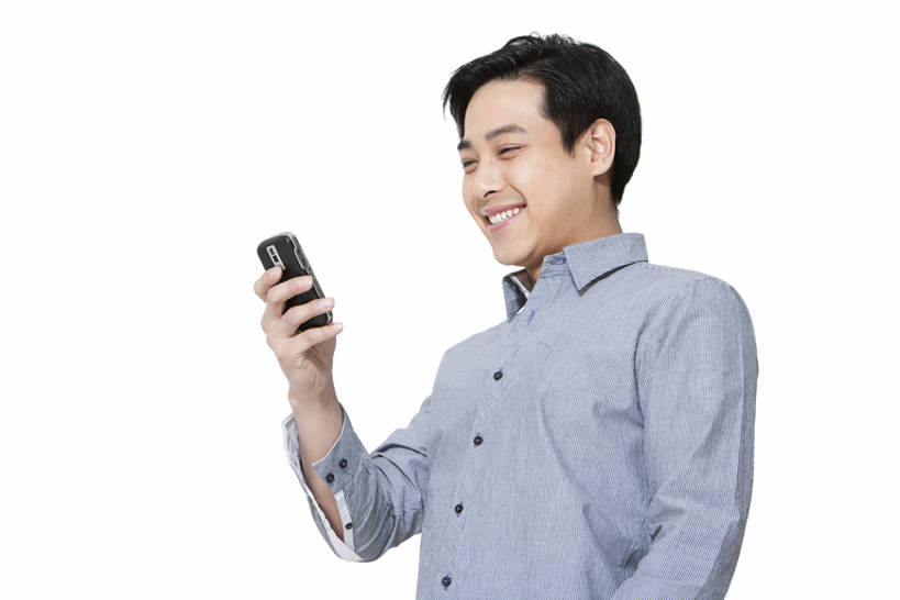 东方人,成年人,一个人,笑,微笑,露齿笑,横图,竖图,留白,白色背景,侧面,衬衫,快乐,通讯,技术,手机,中国,亚洲,仅一个男性,仅一个人,拿着,牛仔裤,休闲装,仅一个年轻男性,生活方式,便利,享乐,发短信,智能手机,东亚,北京市,无线电技术,男人,男性,年轻男性,亚洲人,中国人,年轻人,电话机,半身,彩图,影棚拍摄,欢乐,一见钟情,bj175