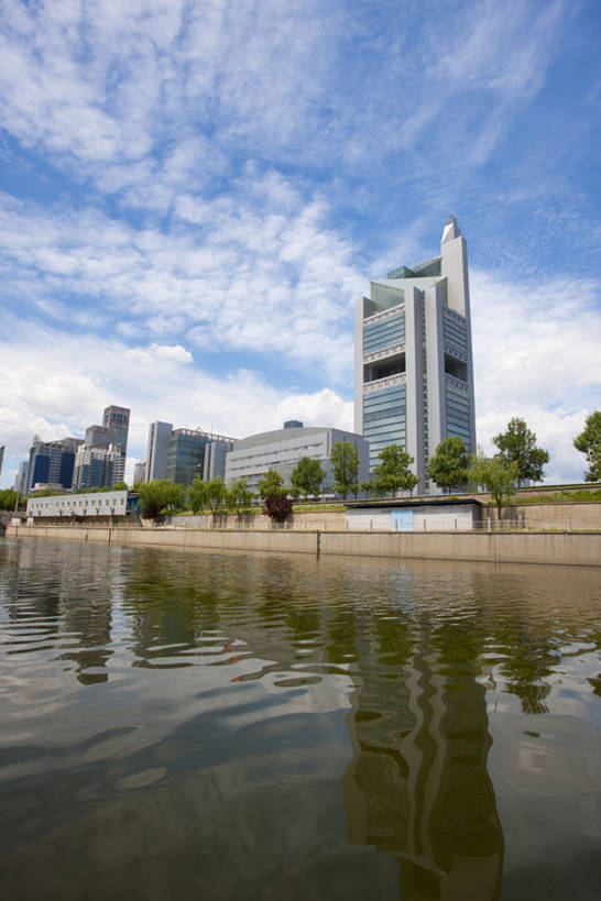 无人,竖图,室外,白天,旅游,度假,商务,河流,美景,城市风光,城市,建筑,摩天大楼,北京,中国,亚洲,景观,云,首都,娱乐,干净,现代,树,蓝色,风景,天空,享受,休闲,办公大楼,景色,放松,摄影,流动,都市风光,市区,东亚,发展,中华人民共和国,北京市,京,北平,华北地区,繁荣,金融区,彩图,北京CBD,北京商务中心区,中国北京大北窑,林荫大道,北京电视台,通惠河,bj175