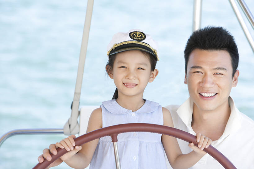 帆船,东方人,婴儿,儿童,脸,头,脸颊,两个人,家庭,父亲,女儿,站,笑,微笑,露齿笑,横图,室外,白天,留白,正面,T恤衫,锻炼,旅游,度假,快乐,探险,自由,幸福,纯洁,比赛,运动,竞争,海洋,水,船,三亚,中国,亚洲,行人,游客,游人,连接,握,游艇,注视,休闲装,娱乐,路人,旅客,肩膀,小孩,蓝色,方向盘,绳子,交通工具,夏天,观察,教,看,站着,享受,休闲,温暖,温馨,父女,一家人,短袖,帆,旅游胜地,放松,可爱,乐趣,亲密,探索,童年,童趣,握着,财富,摄影,活泼,生活方式,观看,吊带裙,航海,宁静,协助,和睦,察看,知识,享乐,体育运动,关爱,关注,载具,华贵,宝宝,肖像,童真,东亚,纯真,烂漫,无邪,陪同,海南岛,水手帽,船长,陪伴,过客,无忧无虑,伶俐,冒险,体育,天真,男孩,男人,男性,女孩,亚洲人,中国人,孩子,年轻人,头部,脸部,脸蛋,面部,休闲活动,站立,彩图,健身,旅行,爱,欢乐,深情,和蔼,融洽,男生,伴随,bj175