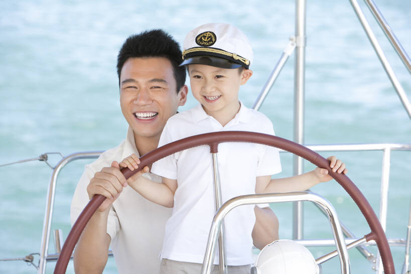 帆船,东方人,婴儿,儿童,两个人,家庭,父亲,儿子,站,笑,微笑,露齿笑,横图,室外,白天,正面,T恤衫,锻炼,旅游,度假,快乐,探险,自由,幸福,纯洁,比赛,运动,竞争,海洋,水,船,三亚,中国,亚洲,行人,游客,游人,连接,握,游艇,休闲装,娱乐,路人,旅客,小孩,蓝色,方向盘,绳子,交通工具,夏天,教,站着,享受,休闲,温暖,温馨,父子,一家人,短袖,帆,旅游胜地,放松,可爱,乐趣,亲密,探索,童年,童趣,握着,转,财富,摄影,活泼,生活方式,航海,宁静,协助,和睦,知识,享乐,体育运动,载具,华贵,宝宝,童真,东亚,纯真,烂漫,无邪,陪同,海南岛,水手帽,船长,陪伴,过客,无忧无虑,伶俐,冒险,体育,天真,男孩,男人,男性,亚洲人,中国人,孩子,年轻人,休闲活动,站立,半身,彩图,健身,旅行,爱,欢乐,深情,和蔼,融洽,男生,伴随,bj175