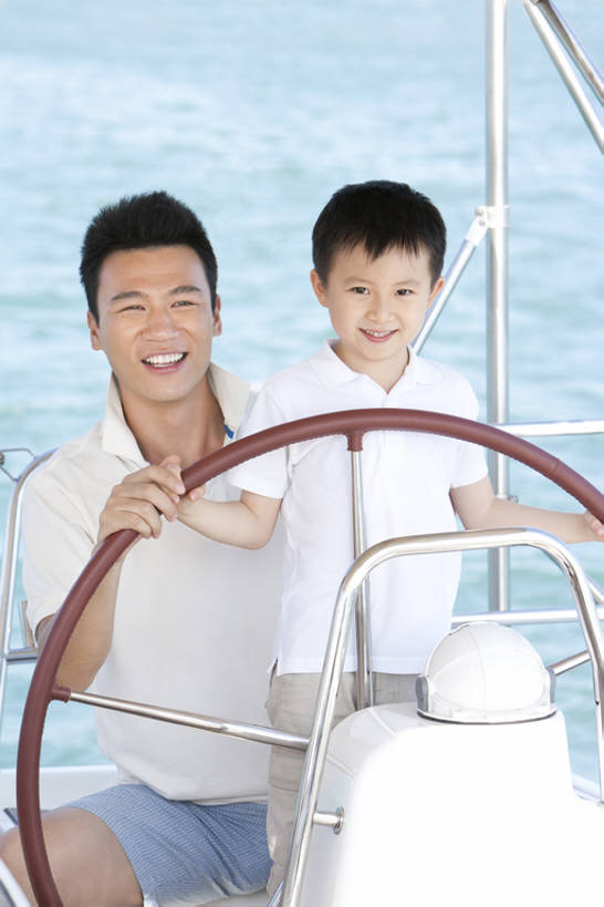 帆船,东方人,婴儿,儿童,两个人,家庭,父亲,儿子,站,蹲,笑,微笑,露齿笑,竖图,室外,白天,正面,T恤衫,锻炼,旅游,度假,快乐,探险,自由,幸福,纯洁,比赛,运动,竞争,海洋,水,船,三亚,中国,亚洲,行人,游客,游人,连接,握,游艇,休闲装,娱乐,路人,旅客,小孩,蓝色,方向盘,绳子,交通工具,夏天,教,站着,享受,休闲,温暖,温馨,父子,一家人,短袖,帆,旅游胜地,放松,可爱,乐趣,亲密,探索,童年,童趣,握着,转,财富,摄影,活泼,生活方式,航海,宁静,协助,和睦,知识,享乐,体育运动,载具,华贵,宝宝,肖像,童真,东亚,纯真,烂漫,无邪,陪同,海南岛,水手帽,船长,陪伴,过客,无忧无虑,伶俐,冒险,体育,天真,男孩,男人,男性,亚洲人,中国人,孩子,年轻人,休闲活动,站立,彩图,健身,旅行,爱,欢乐,深情,和蔼,融洽,男生,伴随,bj175