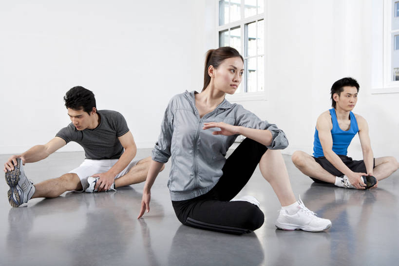 东方人,成年人,头发,健壮,三个人,坐,横图,室内,正面,运动服,运动鞋,锻炼,运动,窗户,北京,中国,亚洲,伸展,短裤,服装,训练,外套,衣服,黑色,夏天,健康,短袖,放松,活力,力量,伸手,舒展,瑜珈,摄影,服饰,专心,夹克,衣着,夹克衫,穿着,决心,弹性,东亚,衣饰,茄克,普拉提训练法,体育活动,能力,男人,男性,年轻男性,女人,女性,亚洲人,中国人,年轻人,外衣,坐着,彩图,全身,焦距,短外衣,运动装,bj175