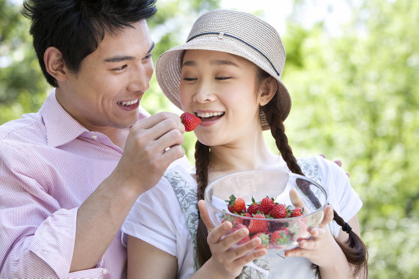 东方人,成年人,脸,头,脸颊,两个人,公园,笑,吃,微笑,露齿笑,横图,室外,白天,正面,衬衫,爱情,旅游,度假,快乐,友谊,幸福,纯洁,美景,草莓,帽子,水果,北京,中国,亚洲,连接,握,景观,食品,浪漫,休闲装,娱乐,饮食,肩膀,树,红色,自然,遮阳帽,碗,夏天,亲昵,张嘴,享受,休闲,温暖,温馨,景色,恩爱,放松,可爱,亲密,童年,童趣,喂,握着,约会,恋人,摄影,生活方式,水果盘,吊带裙,和睦,享乐,关爱,自然风光,张大嘴巴,童真,东亚,烂漫,无邪,陪同,陪伴,无忧无虑,天真,男人,男性,年轻男性,年轻女性,女人,女性,亚洲人,中国人,年轻人,头部,脸部,脸蛋,面部,情侣,张开嘴,休闲活动,彩图,爱,欢乐,深情,伴侣,和蔼,融洽,伴随,bj175