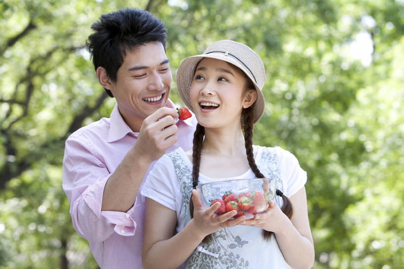 东方人,成年人,两个人,公园,笑,吃,微笑,露齿笑,横图,室外,白天,正面,衬衫,爱情,旅游,度假,快乐,友谊,幸福,纯洁,美景,草莓,帽子,水果,北京,中国,亚洲,连接,握,景观,食品,浪漫,休闲装,娱乐,饮食,树,红色,自然,遮阳帽,碗,夏天,亲昵,张嘴,享受,休闲,温暖,温馨,景色,恩爱,放松,可爱,亲密,童年,童趣,喂,握着,约会,恋人,摄影,生活方式,水果盘,吊带裙,和睦,享乐,关爱,自然风光,张大嘴巴,童真,东亚,烂漫,无邪,陪同,陪伴,无忧无虑,天真,男人,男性,年轻男性,年轻女性,女人,女性,亚洲人,中国人,年轻人,情侣,张开嘴,休闲活动,半身,彩图,爱,欢乐,深情,伴侣,和蔼,融洽,伴随,bj175