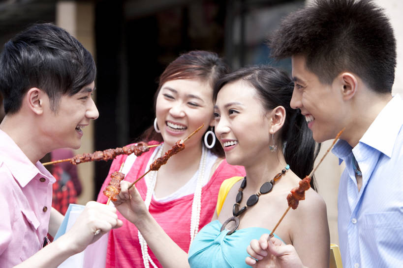 东方人,脸,头,脸颊,四个人,笑,吃,微笑,露齿笑,横图,彩色,室外,白天,正面,衬衫,裙子,爱情,购物,烧烤,时尚,快乐,友谊,幸福,纯洁,消费,窗户,落地窗,橱窗,商场,北京,中国,亚洲,连接,握,连衣裙,服装,食品,购物袋,首都,浪漫,休闲装,饮食,肩膀,玻璃窗,衣服,站着,温暖,温馨,面对面,恩爱,放松,可爱,乐趣,零售,亲密,童年,童趣,握着,约会,金融,恋人,摄影,服饰,生活方式,五颜六色,色彩斑斓,和睦,享乐,衣着,穿着,购买,运送,五彩缤纷,选购,贸易,童真,饥饿,东亚,烂漫,无邪,羊肉串,红肉,陪同,玻璃橱窗,血拼,零售店,五彩斑斓,衣饰,陪伴,五光十色,无忧无虑,天真,男人,男性,年轻男性,年轻女性,女人,女性,亚洲人,中国人,年轻人,头部,脸部,脸蛋,面部,情侣,说话,彩图,欢乐,烤羊肉串,伴侣,融洽,饿,购物狂,伴随,bj175