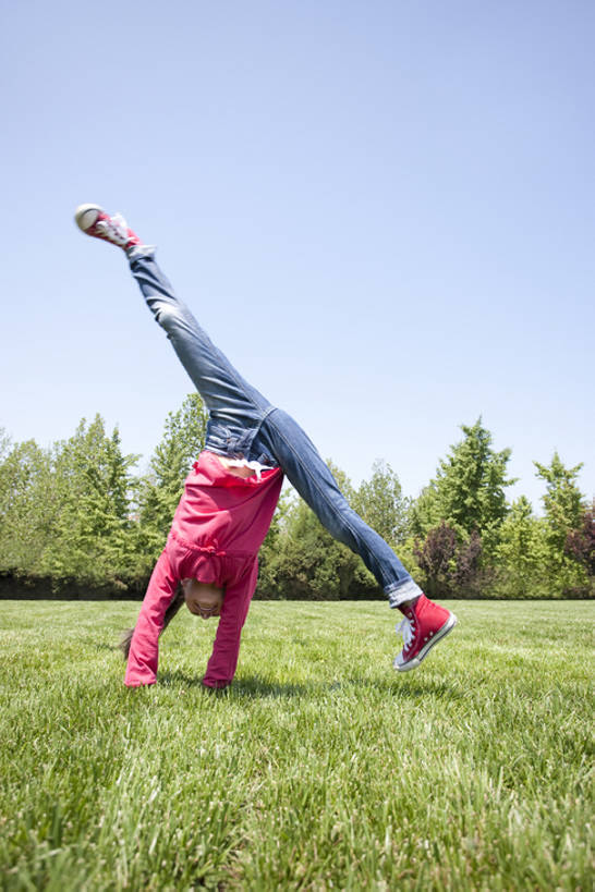 东方人,儿童,头发,一个人,两个人,公园,运动场,站,笑,微笑,露齿笑,竖图,室外,白天,正面,锻炼,旅游,度假,游戏,快乐,自由,幸福,纯洁,草地,草坪,美景,纺织品,北京,日光,中国,亚洲,仅一个女性,仅一个人,棉布,纹路,布,纹理,景观,织物,首都,玩,牛仔裤,休闲装,娱乐,草,树,小孩,蓝色,绿色,黑色,蓝天,天空,自然,绿地,春天,夏天,站着,仅一个小孩,享受,休闲,健康,景色,放松,活力,可爱,乐趣,童年,童趣,无辜,摄影,翻跟斗,活动,布匹,动作,享乐,自然风光,童真,东亚,烂漫,无邪,肌理,无忧无虑,翻筋斗,天真,男孩,男人,男性,女孩,女人,女性,亚洲人,中国人,孩子,长发,休闲活动,站立,彩图,全身,欢乐,男生,女生,后滚翻,bj175