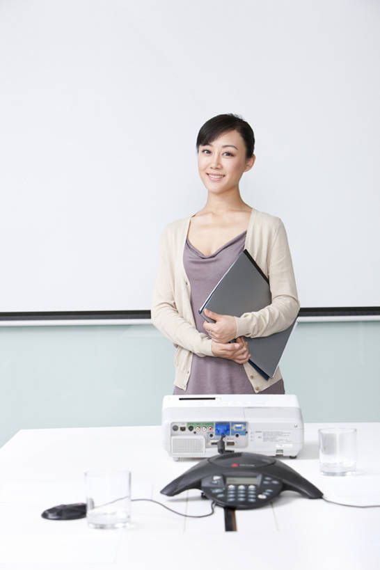 东方人,成年人,中年人,一个人,商务人士,商务女性,办公室,会议室,笑,微笑,露齿笑,竖图,室内,正面,商务,快乐,满意,幸福,骄傲,成功,信心,技术,北京,中国,亚洲,仅一个女性,仅一个人,握,工作,会议,会议桌,文件夹,注视,观察,看,站着,仅一个中年女性,职业,握着,摄影,生活方式,观看,技巧,权威,察看,成就,关注,文档,肖像,手艺,东亚,会议电话,投影屏幕,技能,技艺,女人,女性,中年女性,亚洲人,中国人,白领,半身,彩图,妙技,焦距,办公室职员,本领,bj175