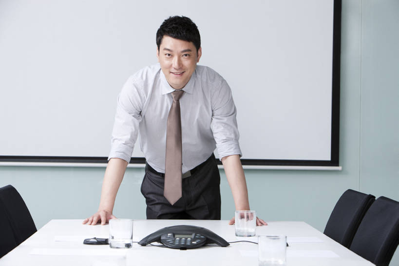 东方人,成年人,中年人,一个人,商务人士,商务男性,办公室,会议室,笑,微笑,露齿笑,横图,室内,白天,正面,衬衫,商务,快乐,满意,幸福,骄傲,成功,信心,北京,中国,亚洲,仅一个男性,仅一个人,仅一个中年男性,套装,工作,会议,会议桌,领带,注视,现代,观察,看,职业,摄影,观看,权威,察看,领导,经理,企业,公司,关注,销售,肖像,商务装,工薪阶层,东亚,营销,会议电话,投影屏幕,把握,认真,男人,男性,中年男性,亚洲人,中国人,白领,上班族,彩图,衬衣,办公室职员,首席执行官,掌控,市场营销,bj175