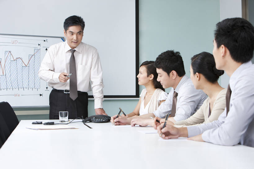 东方人,成年人,中年人,商务人士,商务男性,商务女性,办公室,会议室,横图,室内,白天,正面,衬衫,商务,合作,团队,信心,技术,数据,北京,中国,亚洲,五个人,一排,写,套装,开会,整齐,并排,工作,会议,分析,信息,图表,会议桌,表格,领带,听,方向,现代,排列,教,手势,站着,职业,教室,金融,投资,摄影,介绍,生长,技巧,灵感,支撑,统计,权威,组织,领导,知识,经理,企业,公司,队列,指标,决心,努力,销售,出示,手艺,目标,商务装,合伙,业绩,柱状图,贩卖,工薪阶层,东亚,发展,营销,陪同,会议电话,策略,投影屏幕,技能,技艺,陪伴,想法,把握,认真,男人,男性,年轻女性,女人,女性,中年男性,亚洲人,中国人,白领,上班族,沟通,说话,坐着,彩图,衬衣,长条图,条图,条状图,机遇,妙技,办公室职员,打手势,本领,首席执行官,动机,商务会议,学员,掌控,教育活动,伴随,市场营销,bj175