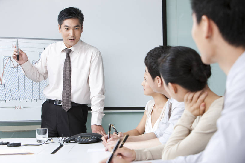 东方人,成年人,中年人,同事,商务人士,商务男性,商务女性,办公室,会议室,横图,室内,白天,正面,衬衫,商务,成功,合作,团队,集体,信心,技术,数据,北京,中国,亚洲,五个人,一排,写,套装,开会,整齐,并排,工作,会议,分析,信息,图表,会议桌,表格,领带,听,方向,现代,队伍,排列,教,手势,站着,职业,教室,金融,投资,摄影,介绍,生长,技巧,灵感,支撑,统计,权威,组织,领导,知识,经理,企业,公司,成就,队列,指标,决心,努力,销售,出示,手艺,目标,商务装,合伙,领袖,业绩,柱状图,贩卖,工薪阶层,东亚,发展,营销,陪同,会议电话,策略,投影屏幕,技能,技艺,陪伴,想法,把握,认真,男人,男性,年轻女性,女人,女性,中年男性,亚洲人,中国人,白领,上班族,沟通,说话,坐着,彩图,衬衣,长条图,条图,条状图,机遇,妙技,办公室职员,打手势,本领,首席执行官,动机,商务会议,学员,掌控,教育活动,伴随,市场营销,bj175