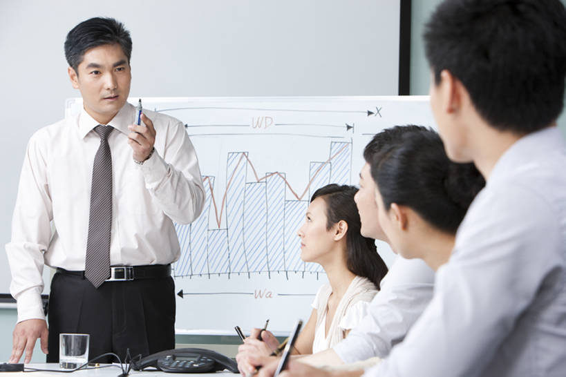 东方人,成年人,中年人,同事,商务人士,商务男性,商务女性,办公室,会议室,横图,室内,白天,正面,衬衫,商务,成功,合作,团队,集体,信心,技术,数据,北京,中国,亚洲,五个人,一排,写,套装,开会,整齐,并排,工作,会议,分析,信息,图表,会议桌,表格,领带,听,方向,现代,队伍,排列,教,手势,站着,职业,教室,金融,投资,摄影,介绍,生长,技巧,灵感,支撑,统计,权威,组织,领导,知识,经理,企业,公司,成就,队列,指标,决心,努力,销售,出示,手艺,目标,商务装,合伙,领袖,业绩,柱状图,贩卖,工薪阶层,东亚,发展,营销,陪同,会议电话,策略,投影屏幕,技能,技艺,陪伴,想法,把握,认真,男人,男性,年轻女性,女人,女性,中年男性,亚洲人,中国人,白领,上班族,沟通,说话,坐着,彩图,衬衣,长条图,条图,条状图,机遇,妙技,办公室职员,打手势,本领,首席执行官,动机,商务会议,学员,掌控,教育活动,伴随,市场营销,bj175