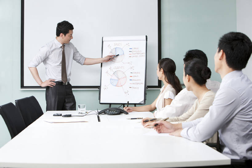 东方人,成年人,中年人,同事,商务人士,服务员,商务男性,商务女性,办公室,会议室,横图,室内,白天,正面,衬衫,商务,讨论,成功,合作,团队,集体,信心,技术,数据,北京,中国,亚洲,五个人,一排,写,套装,开会,整齐,并排,工作,会议,分析,信息,图表,会议桌,表格,领带,教育,听,方向,现代,队伍,排列,教,手势,站着,职业,教室,规划,摄影,介绍,生长,技巧,灵感,支撑,统计,权威,组织,领导,知识,经理,企业,公司,成就,队列,指标,决心,努力,销售,出示,手艺,目标,商务装,合伙,领袖,业绩,柱状图,贩卖,工薪阶层,东亚,发展,营销,陪同,会议电话,策略,投影屏幕,技能,技艺,陪伴,想法,把握,认真,男人,男性,年轻女性,女人,女性,中年男性,亚洲人,中国人,白领,服务生,上班族,侍者,沟通,说话,坐着,彩图,衬衣,长条图,条图,条状图,机遇,妙技,办公室职员,打手势,本领,动机,商务会议,学员,掌控,教育活动,伴随,市场营销,bj175