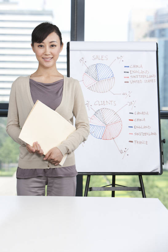 东方人,成年人,一个人,商务人士,商务女性,办公室,会议室,笑,微笑,露齿笑,竖图,室内,白天,正面,商务,快乐,幸福,骄傲,信心,窗户,北京,中国,亚洲,仅一个年轻女性,仅一个女性,仅一个人,工作,图表,文件,会议桌,文件夹,注视,现代,观察,看,职业,管理员,摄影,介绍,报告,观看,察看,企业,公司,关注,问候,肖像,东亚,策略,责任,认真,信任,年轻女性,女人,女性,亚洲人,中国人,白领,彩图,饼图,办公室职员,bj175