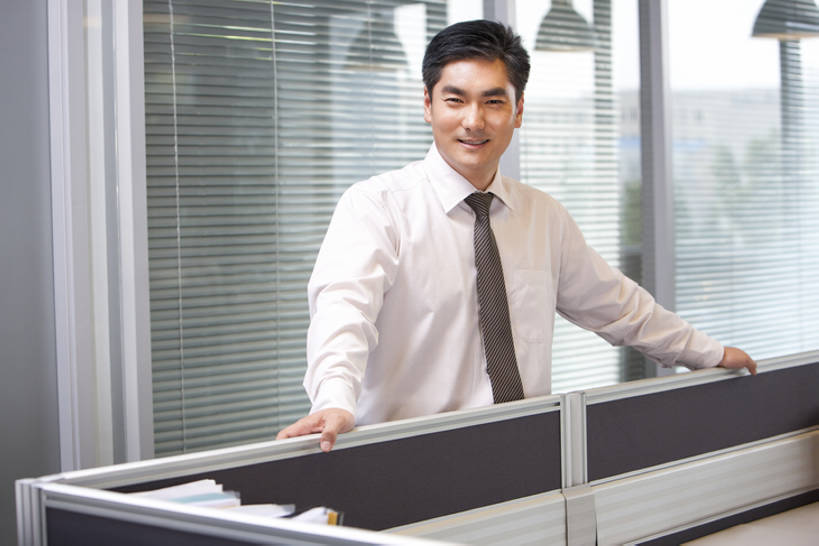 东方人,成年人,中年人,一个人,商务人士,商务男性,办公室,笑,微笑,露齿笑,横图,室内,白天,正面,衬衫,商务,快乐,满意,幸福,骄傲,成功,信心,北京,中国,亚洲,仅一个男性,仅一个人,仅一个中年男性,套装,工作,走廊,领带,注视,现代,观察,看,靠,靠着,站着,职业,摄影,观看,权威,察看,领导,经理,企业,公司,关注,隔间,销售,肖像,商务装,工薪阶层,东亚,营销,可靠,责任,无忧无虑,把握,认真,男人,男性,中年男性,亚洲人,中国人,白领,上班族,半身,彩图,衬衣,办公室职员,首席执行官,掌控,市场营销,bj175