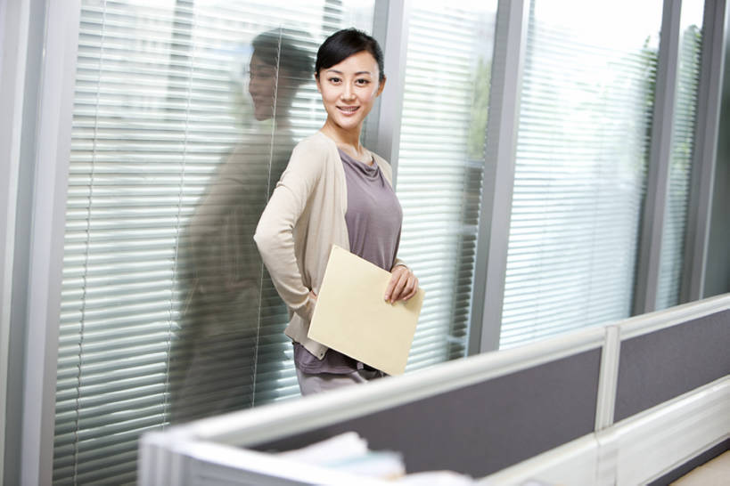 东方人,成年人,一个人,商务人士,商务女性,办公室,笑,微笑,露齿笑,横图,室内,白天,正面,商务,快乐,幸福,骄傲,信心,北京,中国,亚洲,仅一个年轻女性,仅一个女性,仅一个人,握,工作,文件,走廊,文件夹,现代,手叉腰,站着,职业,握着,管理员,摄影,支撑,企业,公司,隔间,肖像,东亚,可靠,责任,认真,信任,年轻女性,女人,女性,亚洲人,中国人,年轻人,白领,半身,彩图,办公室职员,bj175