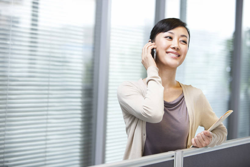 东方人,成年人,一个人,商务人士,商务女性,办公室,笑,打电话,微笑,露齿笑,横图,室内,白天,正面,商务,快乐,满意,幸福,成功,信心,技术,手机,北京,中国,亚洲,仅一个年轻女性,仅一个女性,仅一个人,握,开会,工作,会议,文件,走廊,文件夹,联系,听,现代,站着,职业,握着,摄影,生活方式,便利,企业,公司,隔间,智能手机,东亚,无线电技术,无忧无虑,年轻女性,女人,女性,亚洲人,中国人,年轻人,白领,电话机,沟通,说话,半身,彩图,办公室职员,商务会议,好消息,bj175