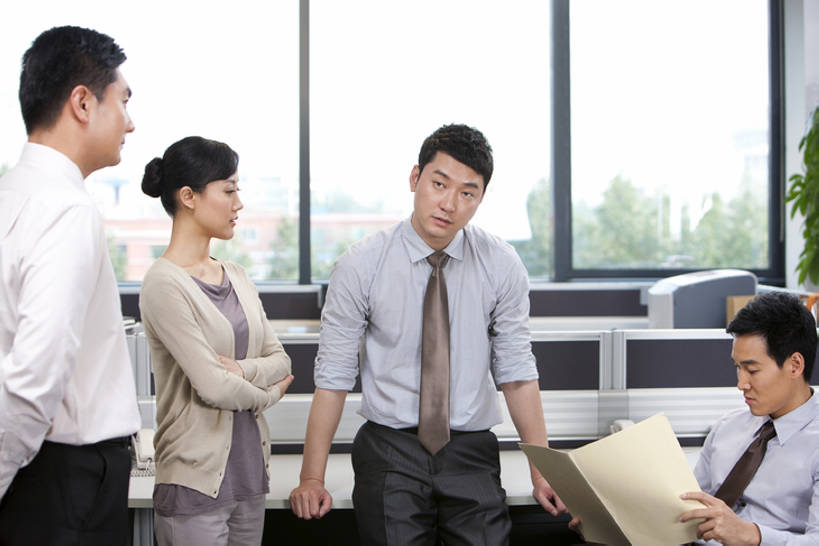 东方人,成年人,中年人,四个人,同事,商务人士,秘书,商务男性,商务女性,办公室,横图,室内,白天,侧面,衬衫,商务,成功,合作,团队,集体,信心,计划,北京,中国,亚洲,握,套装,沮丧,工作,会议,文件,领带,浪费,现代,队伍,站着,职业,思考,规划,想,握着,管理员,摄影,失望,领导,加班,经理,企业,公司,成就,隔间,商务装,等,问题,合伙,领袖,工薪阶层,东亚,迷惑,厌倦,男人,男性,年轻女性,女人,女性,中年男性,亚洲人,中国人,白领,上班族,沟通,说话,彩图,衬衣,办公室职员,首席执行官,闷闷不乐,摧残,蹂躏,糟践,糟踏,糟蹋,沟通障碍,bj175