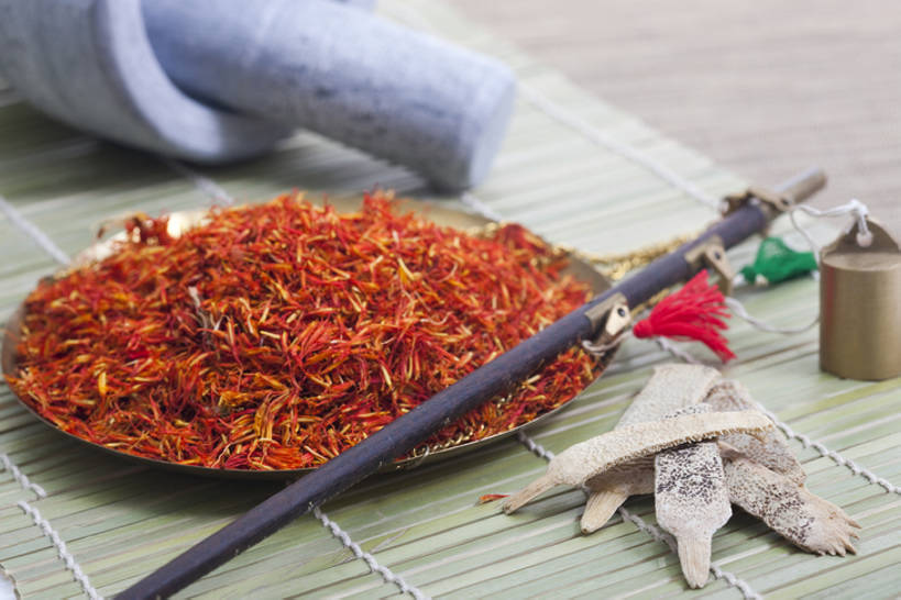 无人,横图,静物,北京,中国,亚洲,药,干燥,食品,草药,饮食,饮料,干花,红花,汉字,摄影,有机食品,影棚,多样,医疗,草本,中国文化,摄影棚,营养品,中医,东亚,健康食物,秤砣,秤,彩图,影棚拍摄,拍摄,传统文化,bj175