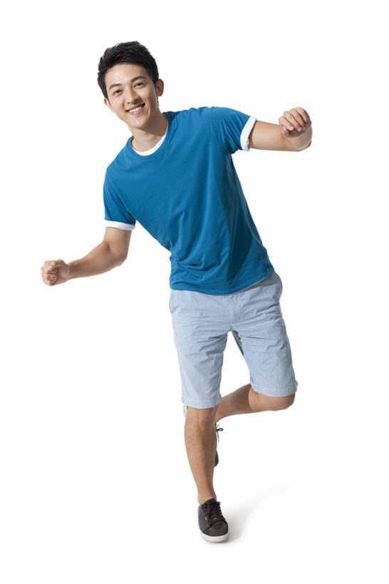 东方人,一个人,站,坐,微笑,竖图,白色背景,正面,快乐,中国,亚洲,T恤,注视,休闲装,观察,看,站着,休闲,观看,单腿,察看,享乐,愉悦,关注,东亚,年轻男性,亚洲人,中国人,年轻人,站立,彩图,全身,影棚拍摄,bj175