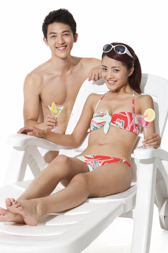 东方人,两个人,夫妻,微笑,竖图,白色背景,正面,泳装,爱情,度假,日光浴,快乐,中国,亚洲,喝,泳裤,酒类,浪漫,注视,文化,酒,饮料,鸡尾酒,夏天,观察,看,恩爱,放松,调酒,恋人,观看,察看,创造,享乐,愉悦,关注,想象,东亚,异性恋,马提尼酒杯,年轻男性,年轻女性,亚洲人,中国人,年轻人,夫妇,情侣,彩图,全身,影棚拍摄,伴侣,bj175