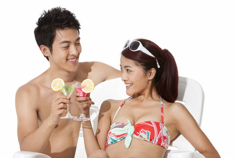 东方人,两个人,夫妻,微笑,横图,白色背景,正面,泳装,爱情,度假,日光浴,快乐,中国,亚洲,喝,泳裤,庆祝,酒类,浪漫,文化,酒,饮料,太阳镜,鸡尾酒,夏天,恩爱,放松,调酒,举杯,恋人,创造,享乐,愉悦,想象,东亚,异性恋,马提尼酒杯,年轻男性,年轻女性,亚洲人,中国人,年轻人,夫妇,情侣,半身,彩图,影棚拍摄,伴侣,bj175