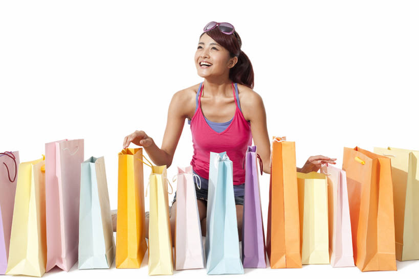 东方人,一个人,微笑,横图,白色背景,正面,快乐,消费,中国,亚洲,购物袋,休闲装,夏天,零售,享乐,愉悦,东亚,年轻女性,亚洲人,中国人,年轻人,彩图,全身,影棚拍摄,购物狂,bj175