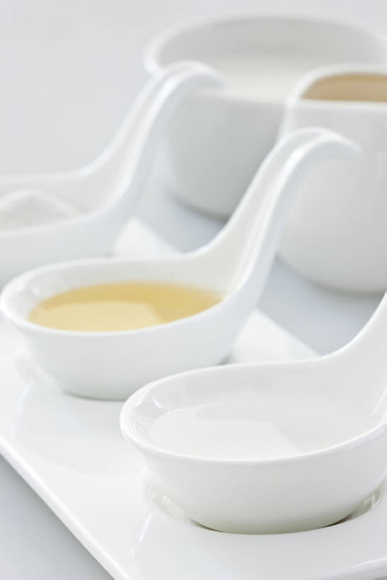 蜂蜜,牛奶,无人,竖图,白色背景,静物,一排,整齐,醋,调料,面粉,餐盘,排列,三个,白色,汤匙,奶油,摄影,奶制品,队列,彩图,影棚拍摄,bj175