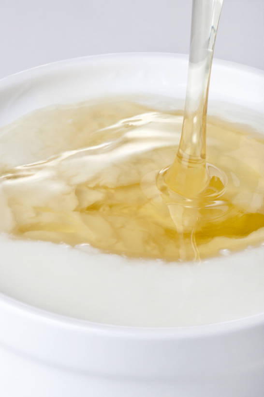 蜂蜜,无人,竖图,特写,白色背景,静物,倒,食品,酸奶,饮食,白色,碗,健康,摄影,影棚,奶制品,清新,摄影棚,健康食物,彩图,影棚拍摄,拍摄,bj175