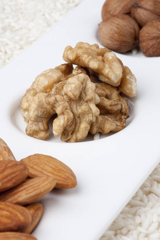 无人,竖图,特写,白色背景,杏仁,静物,白米,谷物,食品,米,饮食,白色,盘子,摄影,影棚,堆,清新,摄影棚,榛子,健康食物,胡桃,彩图,影棚拍摄,拍摄,坚果壳,bj175