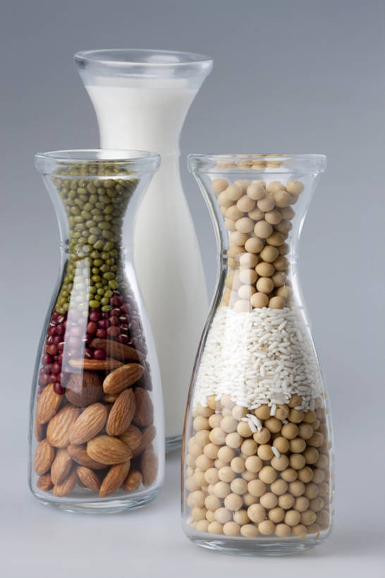 牛奶,无人,白色背景,杏仁,大豆,静物,玻璃,材料,食品,米,主食,饮食,白色,牛奶瓶,健康,摄影,多样,奶制品,清新,绿豆,赤豆,健康食物,玻璃杯,彩图,影棚拍摄,bj175