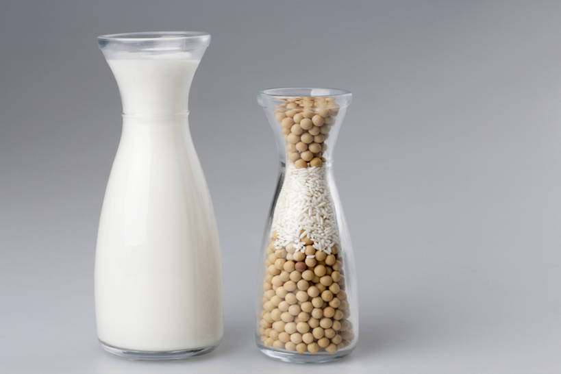 牛奶,无人,白色背景,大豆,静物,玻璃,材料,食品,米,主食,饮食,白色,牛奶瓶,健康,摄影,多样,奶制品,清新,健康食物,玻璃杯,彩图,影棚拍摄,bj175