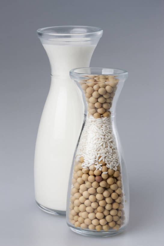 牛奶,无人,白色背景,大豆,静物,玻璃,材料,食品,米,主食,饮食,白色,牛奶瓶,健康,摄影,多样,奶制品,清新,健康食物,玻璃杯,彩图,影棚拍摄,bj175