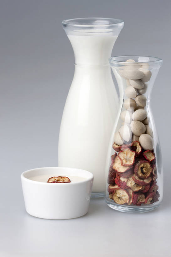 牛奶,无人,白色背景,静物,玻璃,材料,食品,杯,饮食,白色,灰色,牛奶瓶,干果,健康,摄影,多样,奶制品,清新,干的,健康食物,玻璃杯,彩图,影棚拍摄,bj175