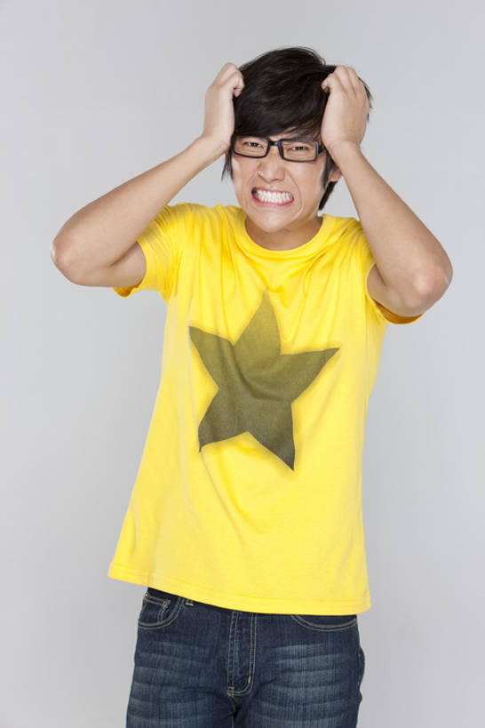 东方人,一个人,站,举,竖图,室内,白色背景,正面,北京,中国,亚洲,仅一个男性,仅一个人,生气,眼镜,T恤,注视,牛仔裤,休闲装,仅一个年轻男性,白色,观察,看,托,表情,个性,愤怒,摄影,影棚,观看,恼怒,悲伤,头痛,察看,愤慨,伤心,难过,怒气,气愤,忧虑,发怒,关注,怒火,摄影棚,肖像,情绪,进攻,脾气,东亚,忿怒,怨恨,强烈,挫败,悲哀,哀痛,悲戚,悲痛,气忿,愤恨,肝火,激动,认真,男人,男性,年轻男性,亚洲人,中国人,年轻人,举起,举手,举着,向上举,向上伸,向上托,半身,彩图,影棚拍摄,拍摄,bj175