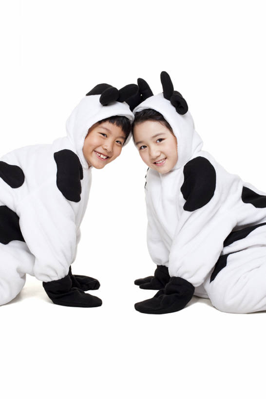 东方人,儿童,两个人,兄弟,姐妹,笑,微笑,露齿笑,竖图,室内,白色背景,正面,民族服装,快乐,兴奋,友谊,幸福,纯洁,团队,牛,北京,中国,亚洲,花纹,服装,并排,乳牛,古典,联系,注视,文化,传统,小孩,衣服,动物,观察,看,靠,靠着,家畜,可爱,乐趣,童年,童趣,摄影,服饰,牲畜,影棚,观看,古装,部分,察看,享乐,关注,摄影棚,斑纹,肖像,童真,东亚,烂漫,无邪,陪同,韵味,陪伴,天真,团结,男孩,女孩,亚洲人,中国人,孩子,奶牛,触摸,跪着,半身,彩图,影棚拍摄,传统服装,民俗服,装扮,欢乐,拍摄,伴随,荷斯坦牛,bj175