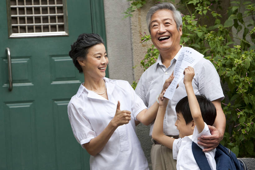 东方人,儿童,中年人,老年人,三个人,家庭,祖父母,祖母,祖父,学生,笑,微笑,露齿笑,横图,竖图,室外,白天,正面,快乐,纯洁,智慧,骄傲,成功,信心,中国,亚洲,突出,书包,纸,房屋,公寓,门口,教育,称赞,表扬,小孩,社区,夏天,手势,温暖,温馨,一家人,校服,可爱,竖,童年,童趣,搭,生活方式,翘,高,和睦,住房,夸奖,优秀,早晨,成就,搭着,关爱,近景,童真,东亚,烂漫,无邪,成绩单,背包客,好,妙,顺利,出色,超群,杰出,卓越,奇妙,北京市,聪明,天真,老年男性,老年女性,男孩,男人,男性,女人,女性,亚洲人,中国人,孩子,大拇指,孙子,彩图,爱,深情,融洽,居住区,打手势,小学生,bj175