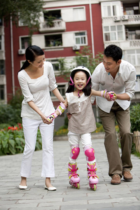 东方人,儿童,中年人,三个人,家庭,母亲,父亲,女儿,公园,站,微笑,竖图,室外,正面,衬衫,游戏,快乐,幸福,纯洁,滚轴溜冰,北京,中国,亚洲,连接,服装,头盔,旱冰鞋,溜冰鞋,旱冰,联系,玩,注视,休闲装,娱乐,刺激,小孩,衣服,社区,观察,看,站着,休闲,温暖,温馨,一家人,轮滑鞋,可爱,乐趣,童年,童趣,摄影,服饰,观看,活动,协助,和睦,察看,享乐,衣着,穿着,发泄,关爱,关注,消遣,智力,滑冰鞋,童真,东亚,烂漫,无邪,宣泄,单排轮滑,衣饰,天真,溜冰,轮滑,男孩,男人,男性,年轻女性,女孩,女人,中年男性,亚洲人,中国人,孩子,年轻人,休闲活动,手牵手,玩耍,嬉戏,站立,彩图,全身,爱,深情,融洽,男生,bj175