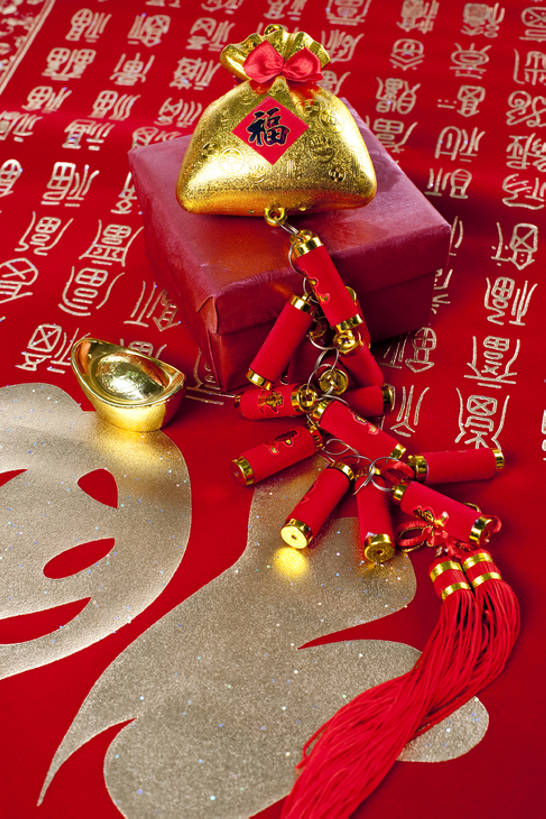 无人,竖图,室内,运气,静物,礼物,中国,春节,亚洲,庆祝,装饰,三个,红色,焰火,福字,汉字,金条,摄影,中国文化,东亚,繁荣,元旦,彩图,影棚拍摄,元宝,传统文化,象征主义,bj175
