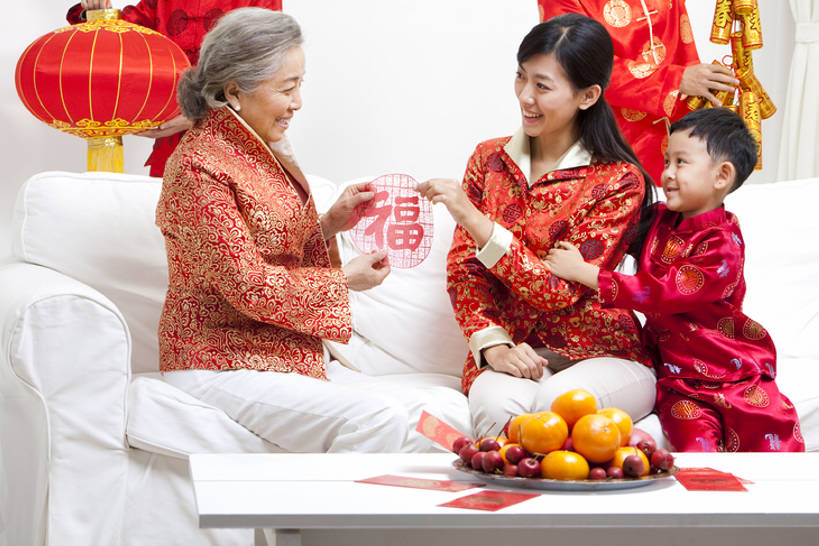 东方人,儿童,老年人,三个人,家庭,母亲,祖父母,祖母,客厅,站,坐,笑,微笑,露齿笑,横图,室内,白天,正面,聚会,快乐,满意,兴奋,探险,纯洁,运气,信心,沙发,水果,中国,春节,亚洲,连接,欢呼,庆祝,装饰,并排,丝绸,纸,食品,拿着,刺激,竹签,小孩,红色,剪纸,社区,看,靠,靠着,站着,舒服,温暖,温馨,一家人,面对面,橙色,汉字,可爱,童年,童趣,搭,协助,和睦,创造力,起居室,舒适,享乐,愉悦,搭着,关爱,近景,中国文化,占卜,出示,童真,东亚,烂漫,无邪,抽签,繁荣,元旦,想法,美术工艺,天真,老年女性,男孩,男人,男性,年轻女性,女人,女性,亚洲人,中国人,孩子,年轻人,站立,张开手臂,彩图,爱,欢乐,深情,唐装,融洽,男生,传统文化,问卜,签条,挨着,传统节日,一见钟情,bj175