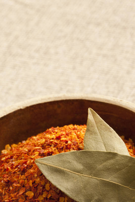 无人,竖图,特写,留白,辣椒,静物,许多,干燥,陆地,香料,食品,很多,热,饮食,红色,草本,月桂叶,香叶,天竺桂,香桂叶,桂叶,月桂,红辣椒,彩图,bj175