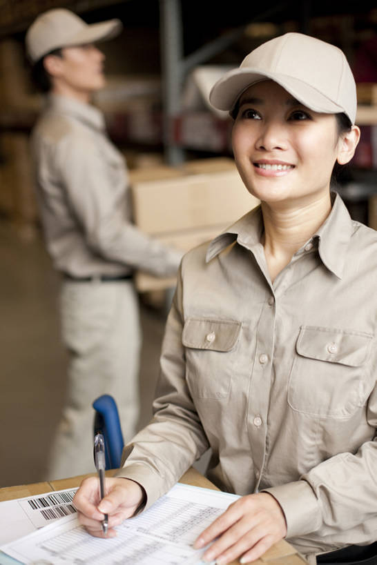 东方人,中年人,两个人,站,微笑,竖图,室内,正面,制服,商务,北京,中国,亚洲,写,工作,棒球帽,商品,纸箱,仓库,水笔,盒子,工人,向上看,快递员,职业,服务,工业,运输,摄影,组织,运送,肖像,快递,速递,东亚,物流,男人,女人,中年男性,中年女性,亚洲人,中国人,员工,半身,彩图,匠人,劳动者,体力工,检查表,bj175