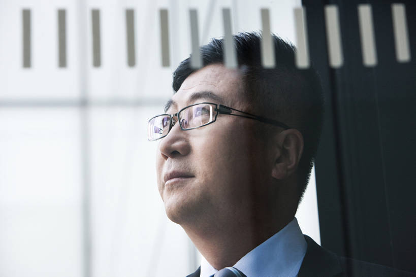 东方人,中年人,老年人,脸,头,脸颊,一个人,商务人士,商务男性,办公室,横图,特写,白天,衬衫,商务,窗户,北京,中国,亚洲,套装,透明,注视,方向,肩膀,观察,看,思考,办公大楼,想,摄影,观看,察看,专心,领导,经理,关注,商务装,工薪阶层,东亚,责任,把握,认真,老年男性,男人,亚洲人,中国人,头部,脸部,脸蛋,面部,白领,上班族,彩图,衬衣,首席执行官,掌控,bj175