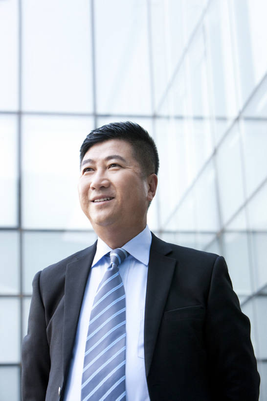 东方人,中年人,老年人,一个人,商务人士,商务男性,办公室,微笑,竖图,白天,衬衫,商务,北京,中国,亚洲,套装,注视,方向,观察,看,思考,办公大楼,想,摄影,观看,察看,专心,领导,经理,关注,商务装,工薪阶层,东亚,责任,把握,老年男性,男人,亚洲人,中国人,白领,上班族,半身,彩图,衬衣,首席执行官,掌控,bj175