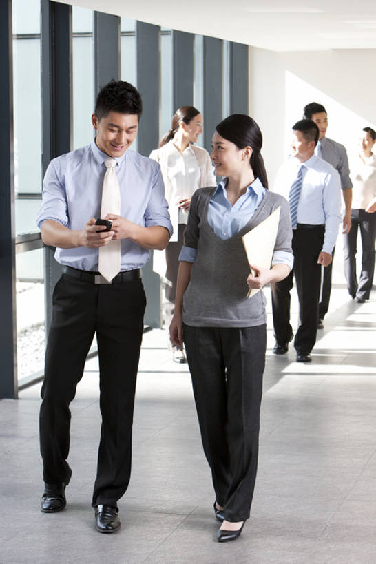 东方人,两个人,商务人士,商务男性,商务女性,办公室,微笑,竖图,室内,衬衫,商务,通讯,合作,团队,技术,手机,北京,中国,亚洲,套装,工作,文件,联系,办公大楼,摄影,运送,发短信,商务装,合伙,工薪阶层,智能手机,东亚,陪同,无线电技术,陪伴,男人,年轻男性,年轻女性,女人,亚洲人,中国人,年轻人,白领,上班族,电话机,步行,彩图,全身,衬衣,伴随,bj175